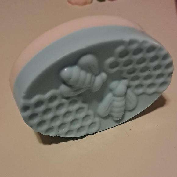 Blueberry and Watermelon  Bee Goats Milk Soap 3 Oz NWT - Picture 1 of 1